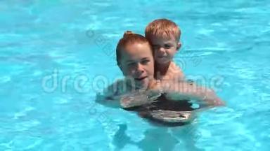 一个开朗的家庭，一个年轻的母亲和她的儿子，玩得开心，在游泳池里玩。